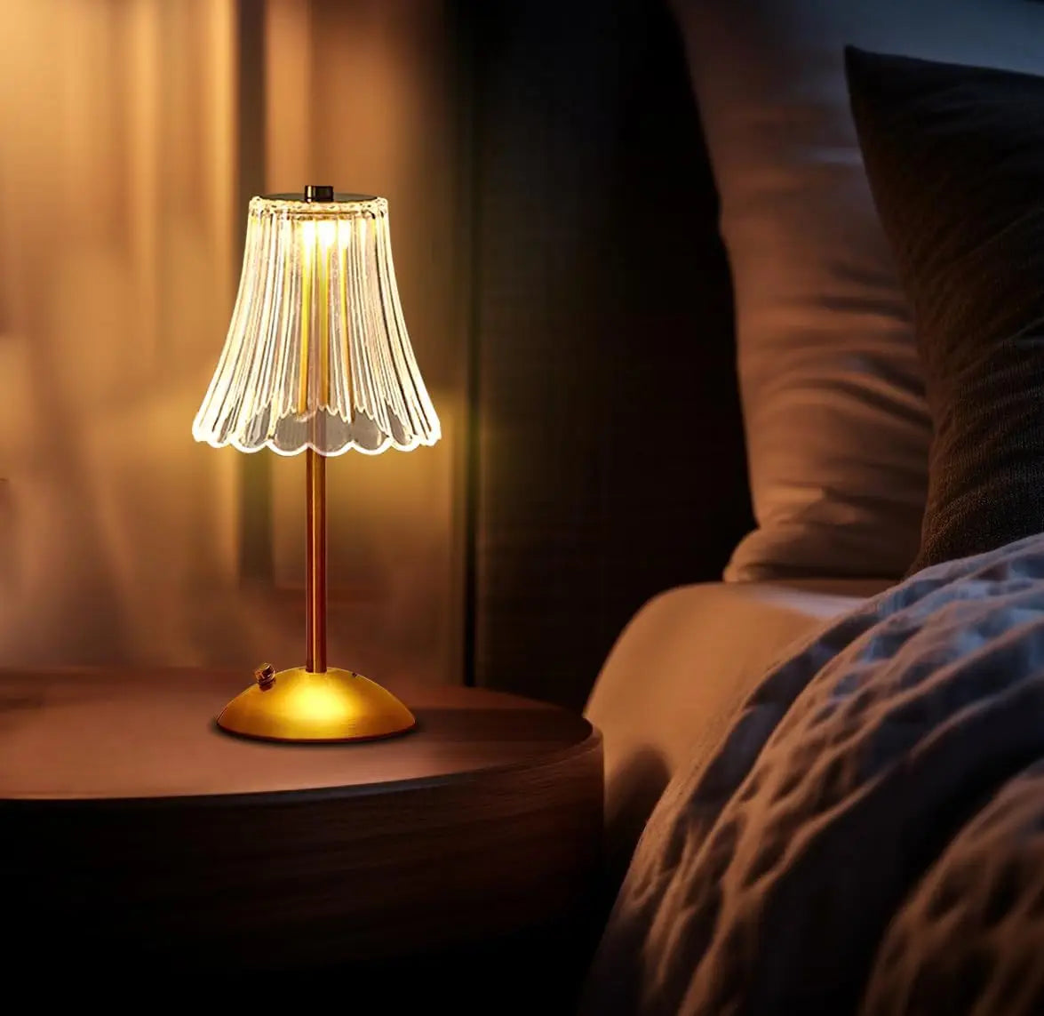 Stolní LED lampa s rýhovaným stínidlem