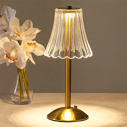 Stolní LED lampa s rýhovaným stínidlem