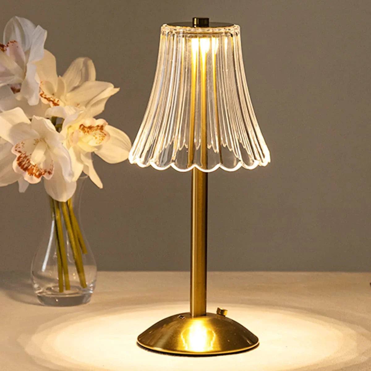 Stolní LED lampa s rýhovaným stínidlem