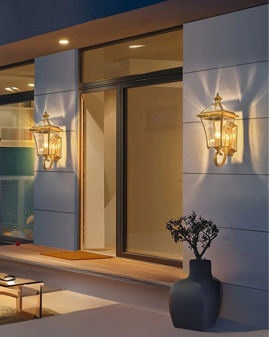 Outdoor wall lantern
