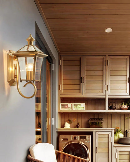Outdoor wall lantern