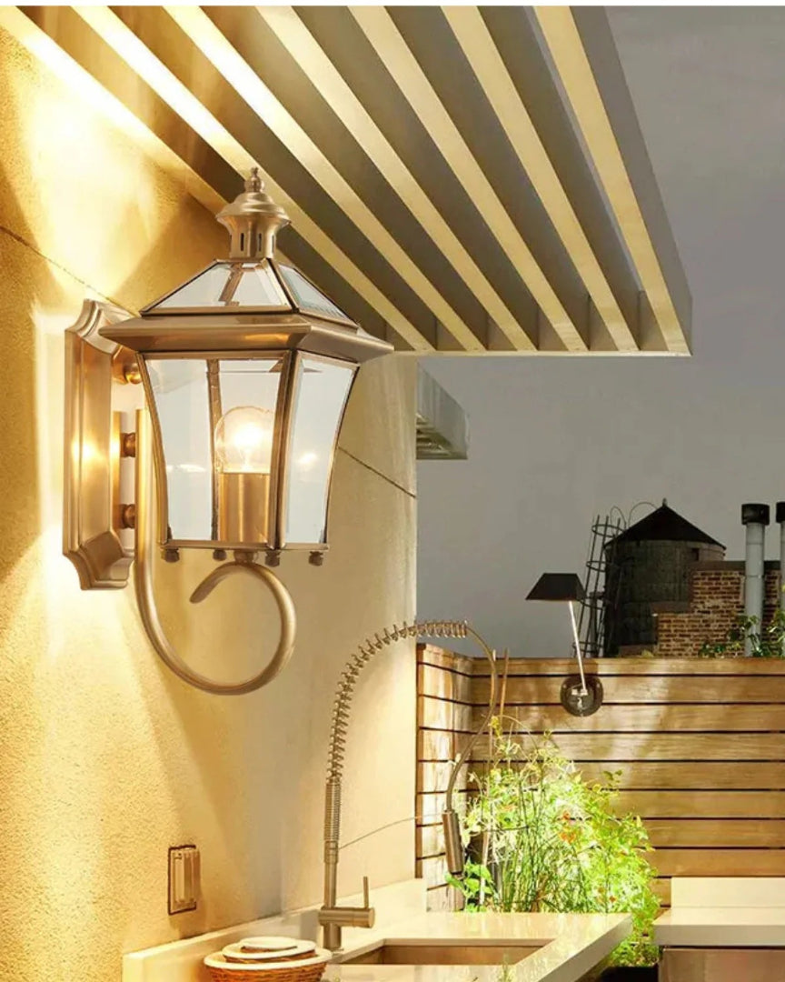 Outdoor wall lantern