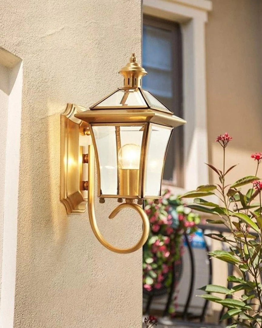 Outdoor wall lantern