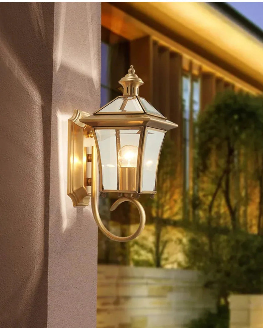 Outdoor wall lantern