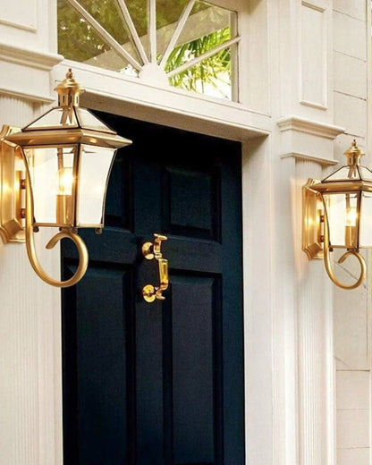 Outdoor wall lantern