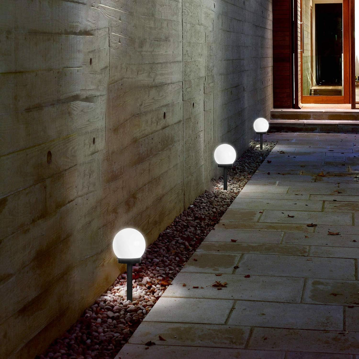Solární zahradní lampa se soumrakovým senzorem