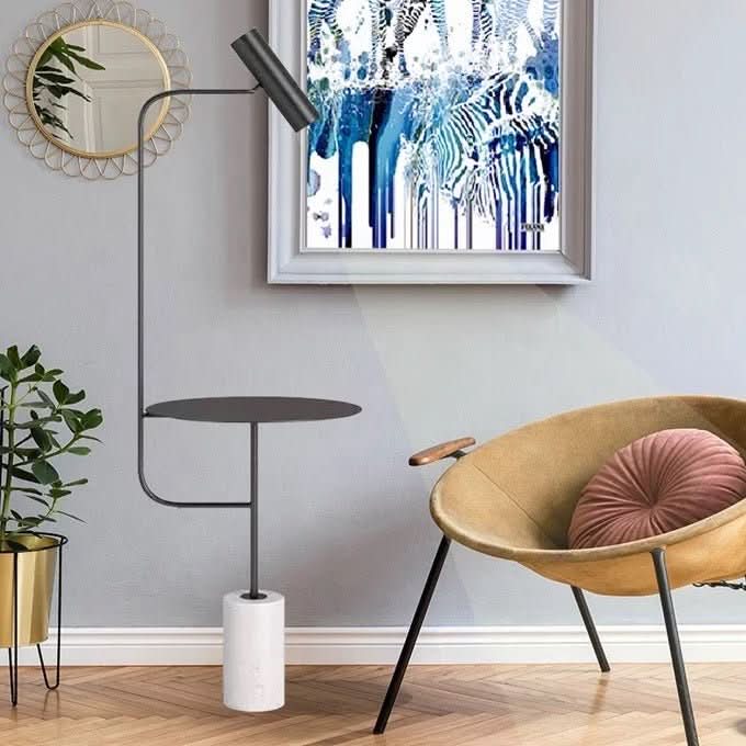 Stojací lampa s odkládacím stolkem