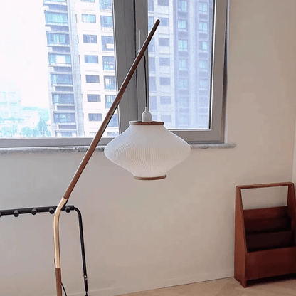 Stojací lampa s obloukovým ramenem