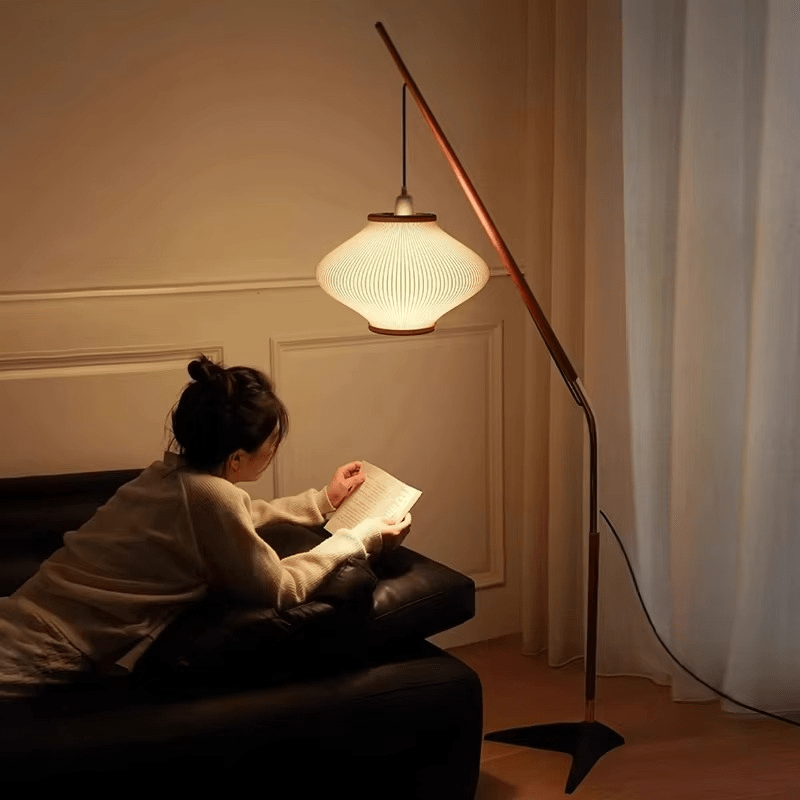 Stojací lampa s obloukovým ramenem