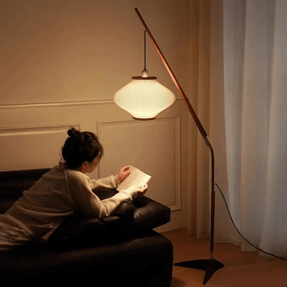Stojací lampa s obloukovým ramenem