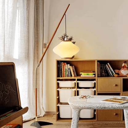 Stojací lampa s obloukovým ramenem