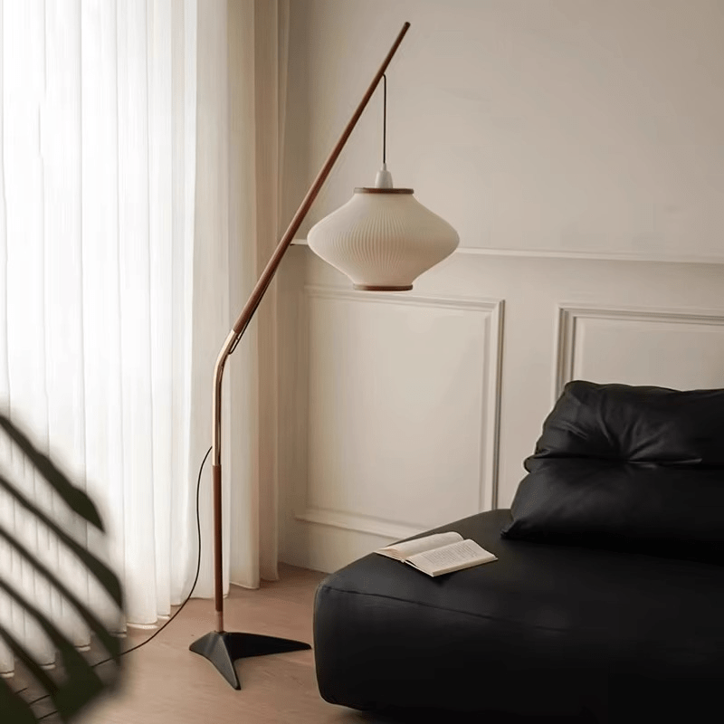 Stojací lampa s obloukovým ramenem