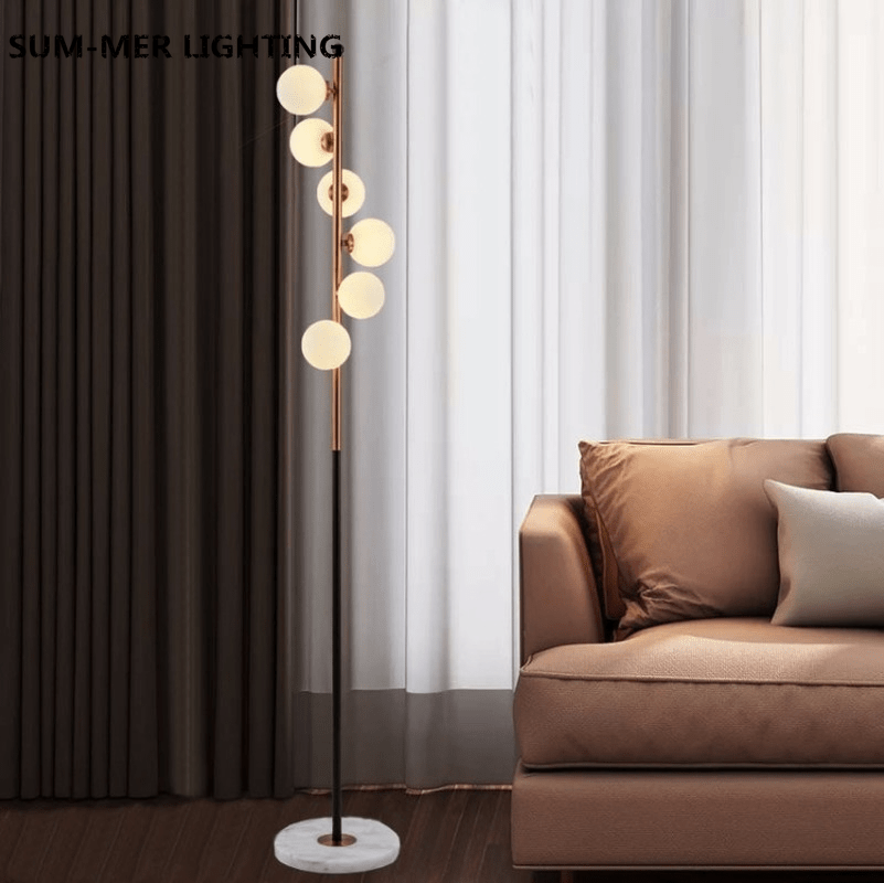 Stojací lampa se skleněným stínidlem
