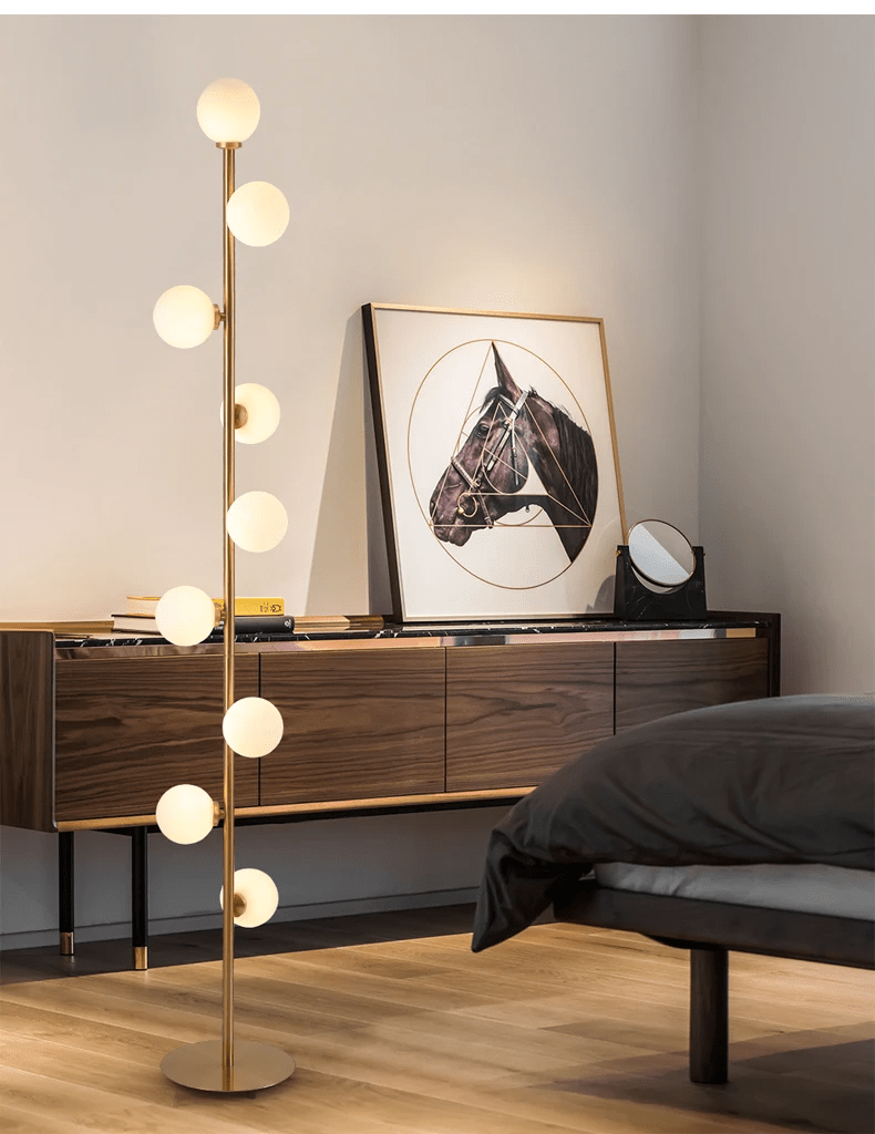 Stojací lampa se skleněným stínidlem
