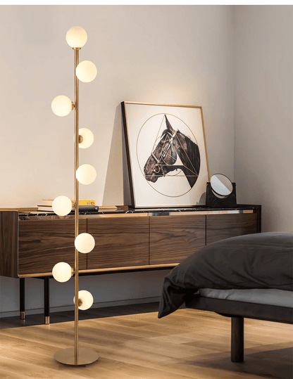 Stojací lampa se skleněným stínidlem