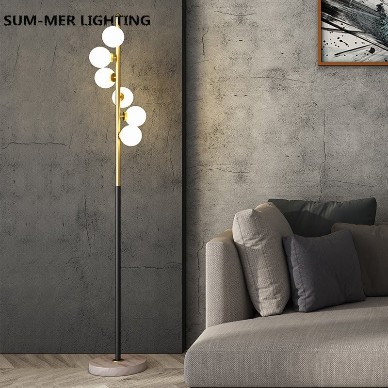 Stojací lampa se skleněným stínidlem