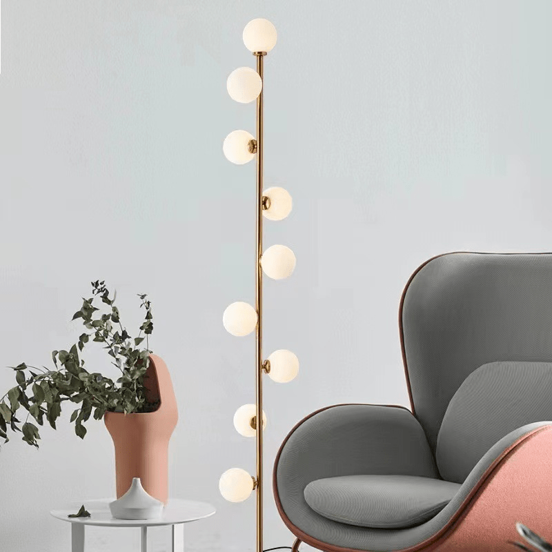 Stojací lampa se skleněným stínidlem