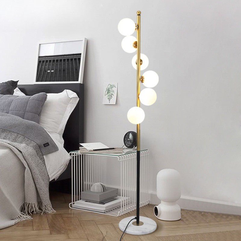 Stojací lampa se skleněným stínidlem