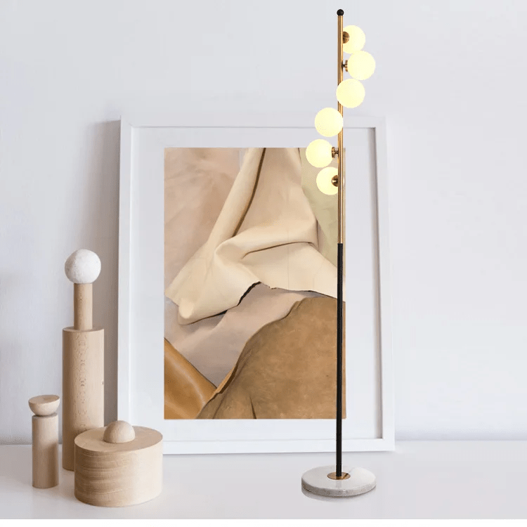 Stojací lampa se skleněným stínidlem
