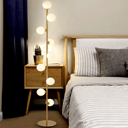 Stojací lampa se skleněným stínidlem