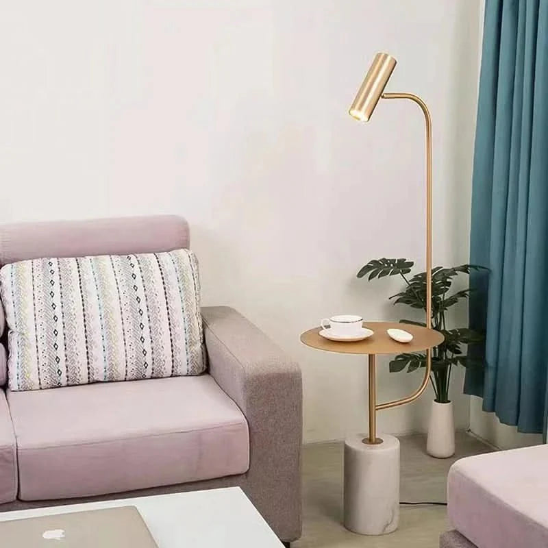 Stojací lampa s odkládacím stolkem