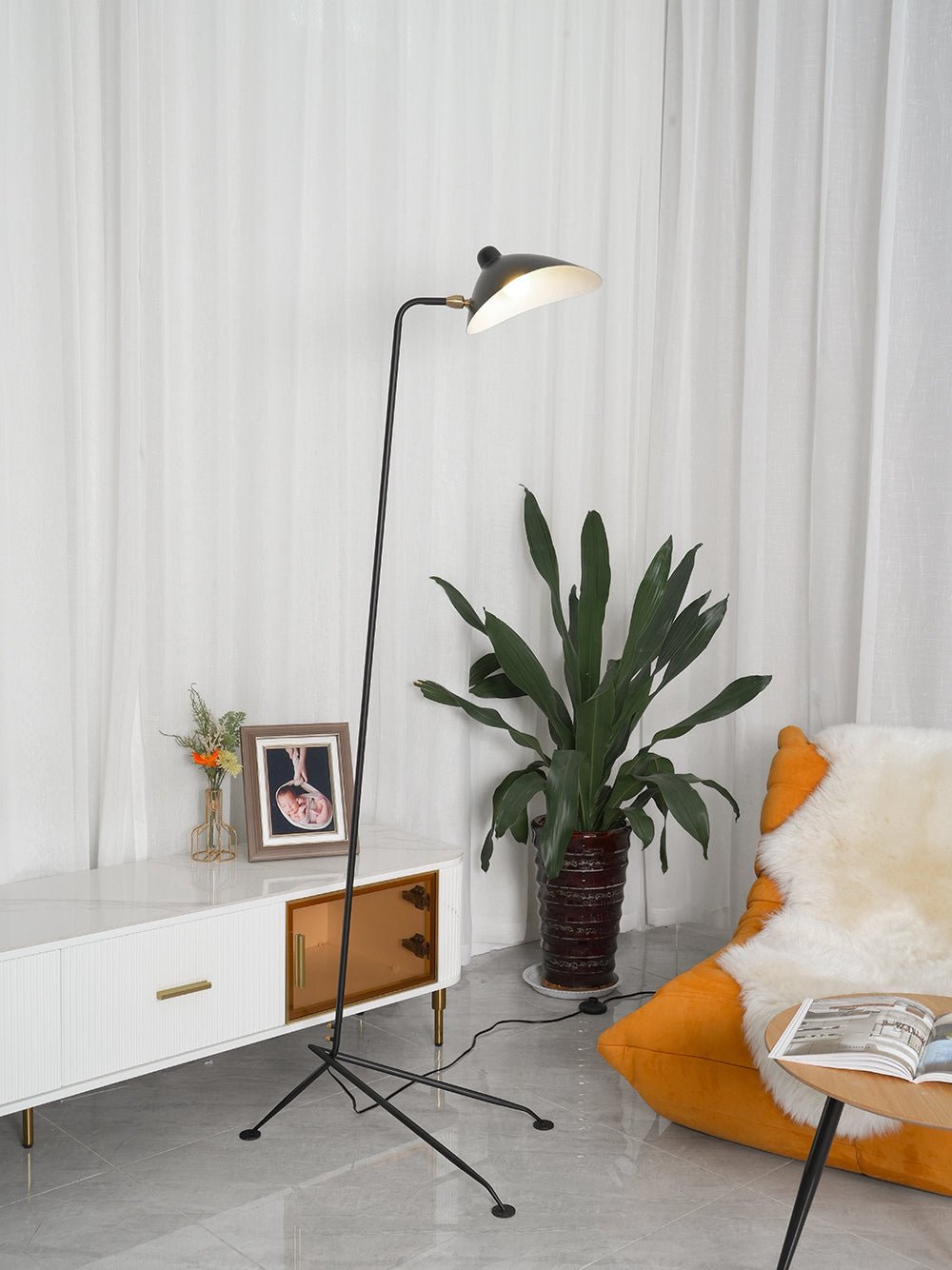Tříramenná stojací lampa