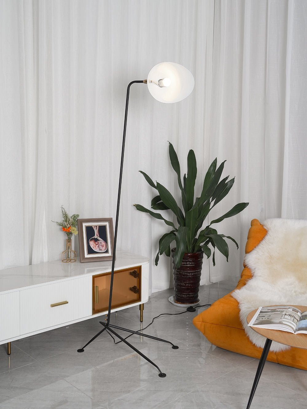 Tříramenná stojací lampa