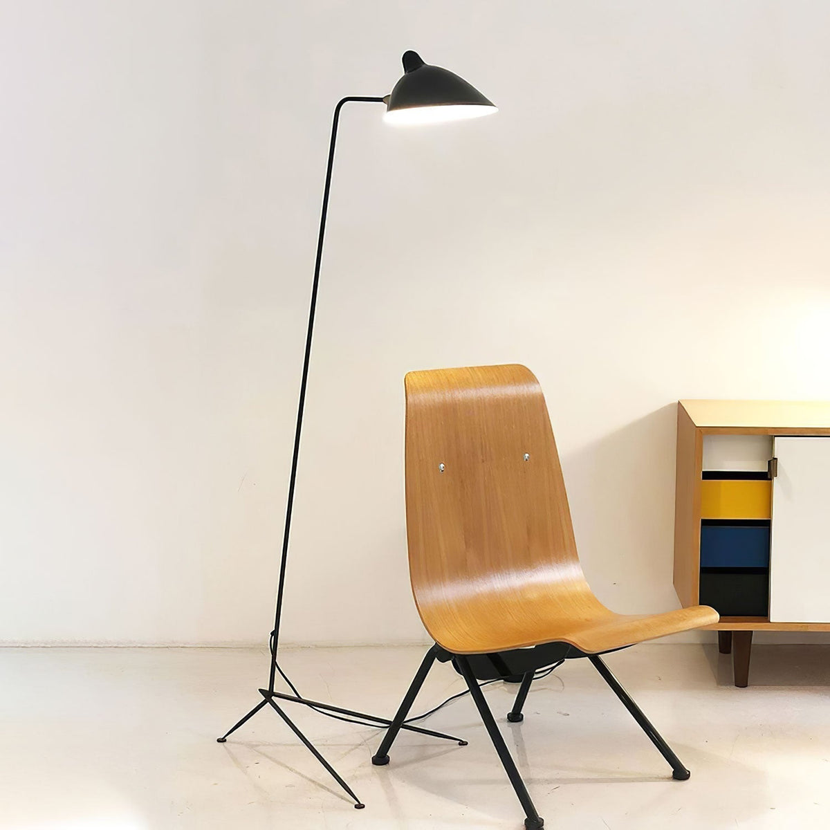 Tříramenná stojací lampa