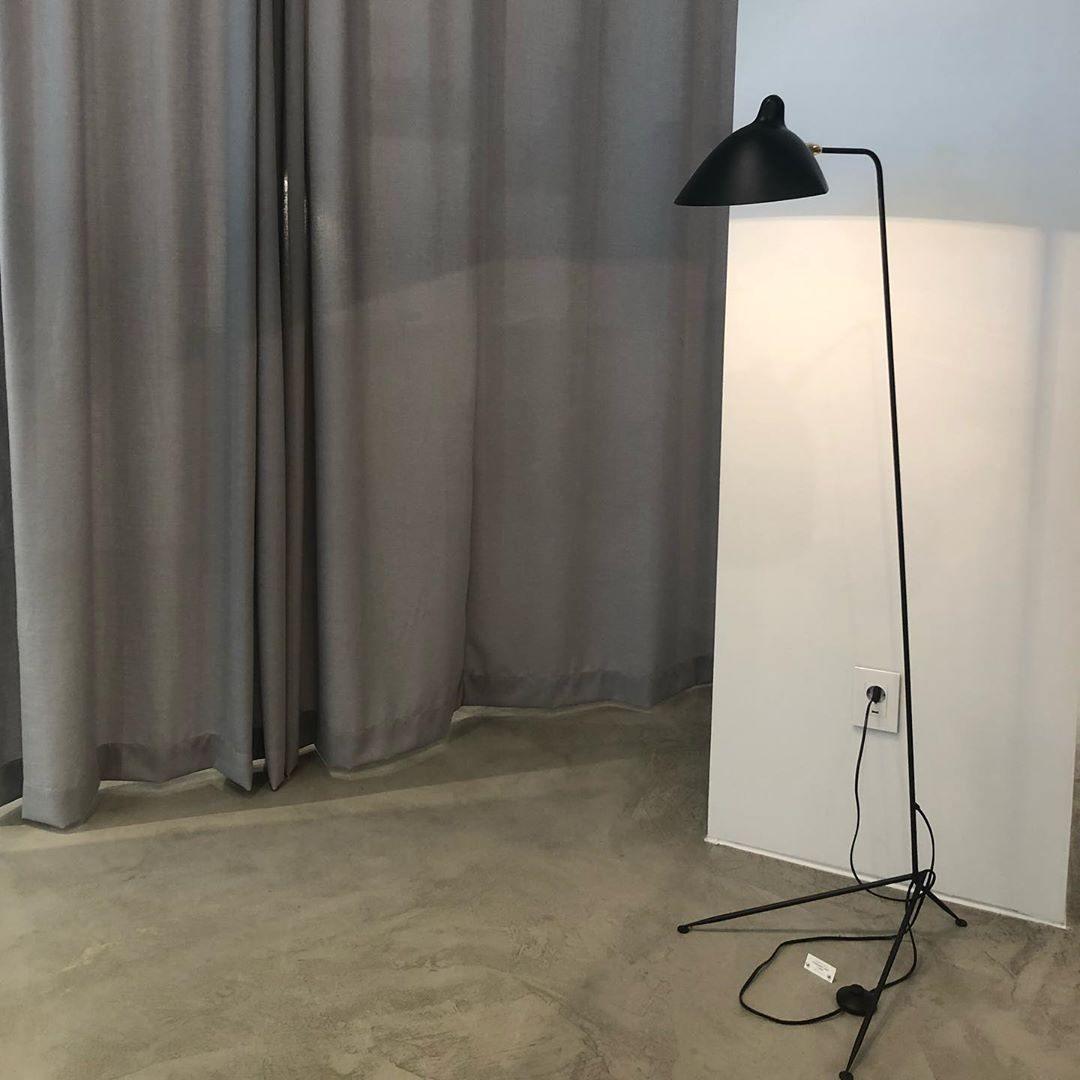 Tříramenná stojací lampa