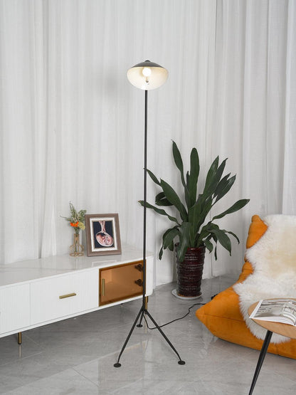 Tříramenná stojací lampa