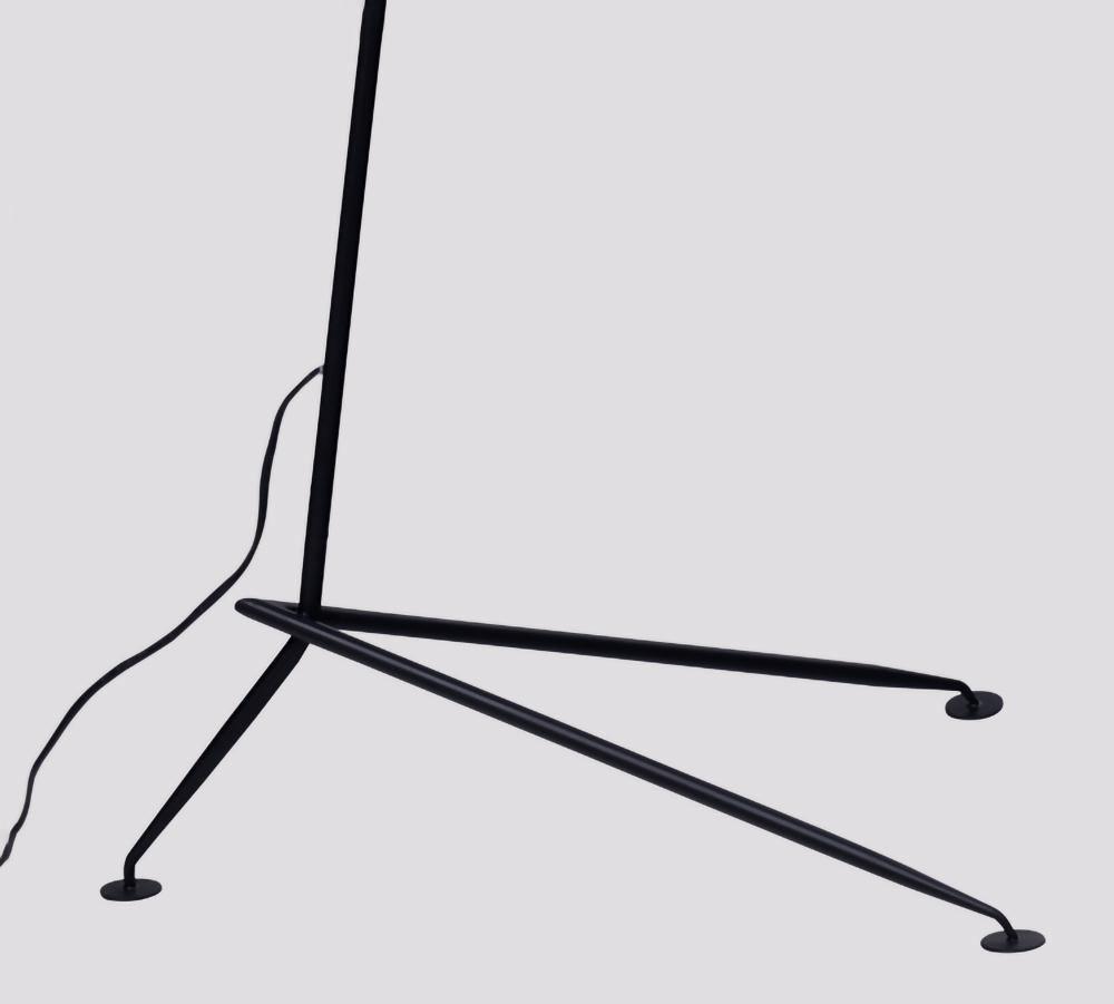 Tříramenná stojací lampa
