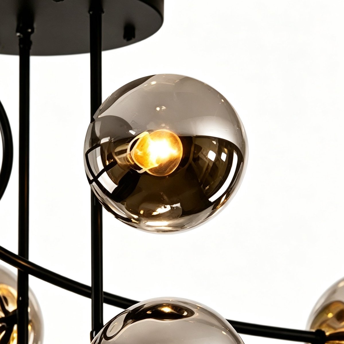 Stropní lampa se 6 světelnými zdroji a stínidly