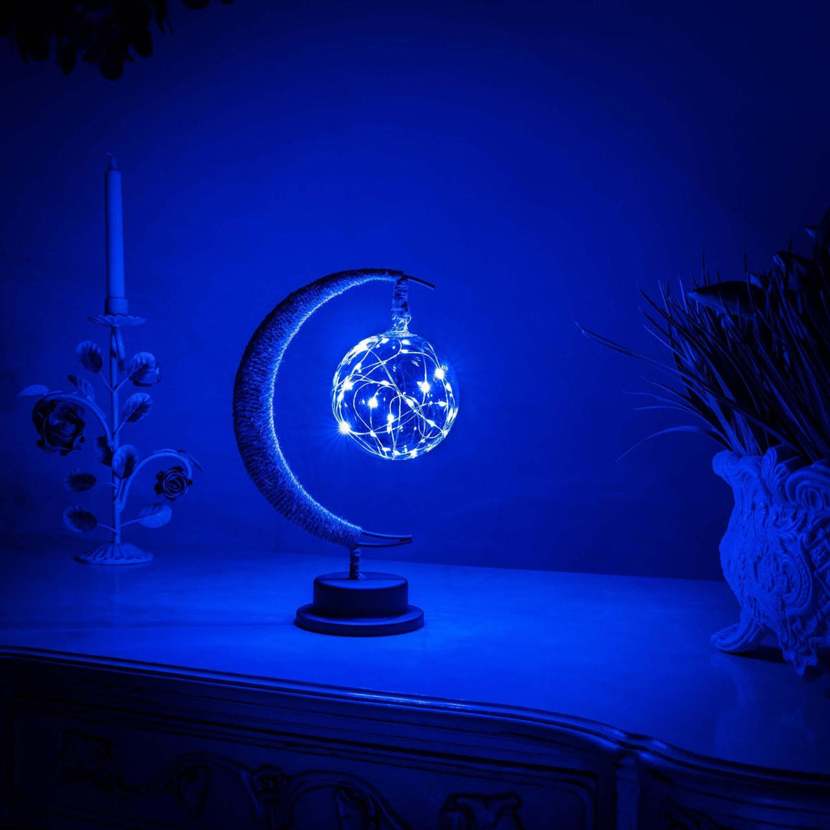 LED lampa ve tvaru měsíce na baterie