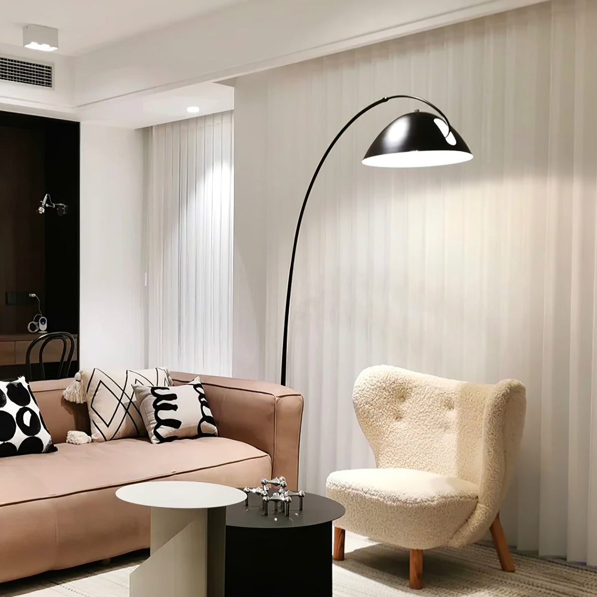 Nastavitelná oblouková stojací lampa