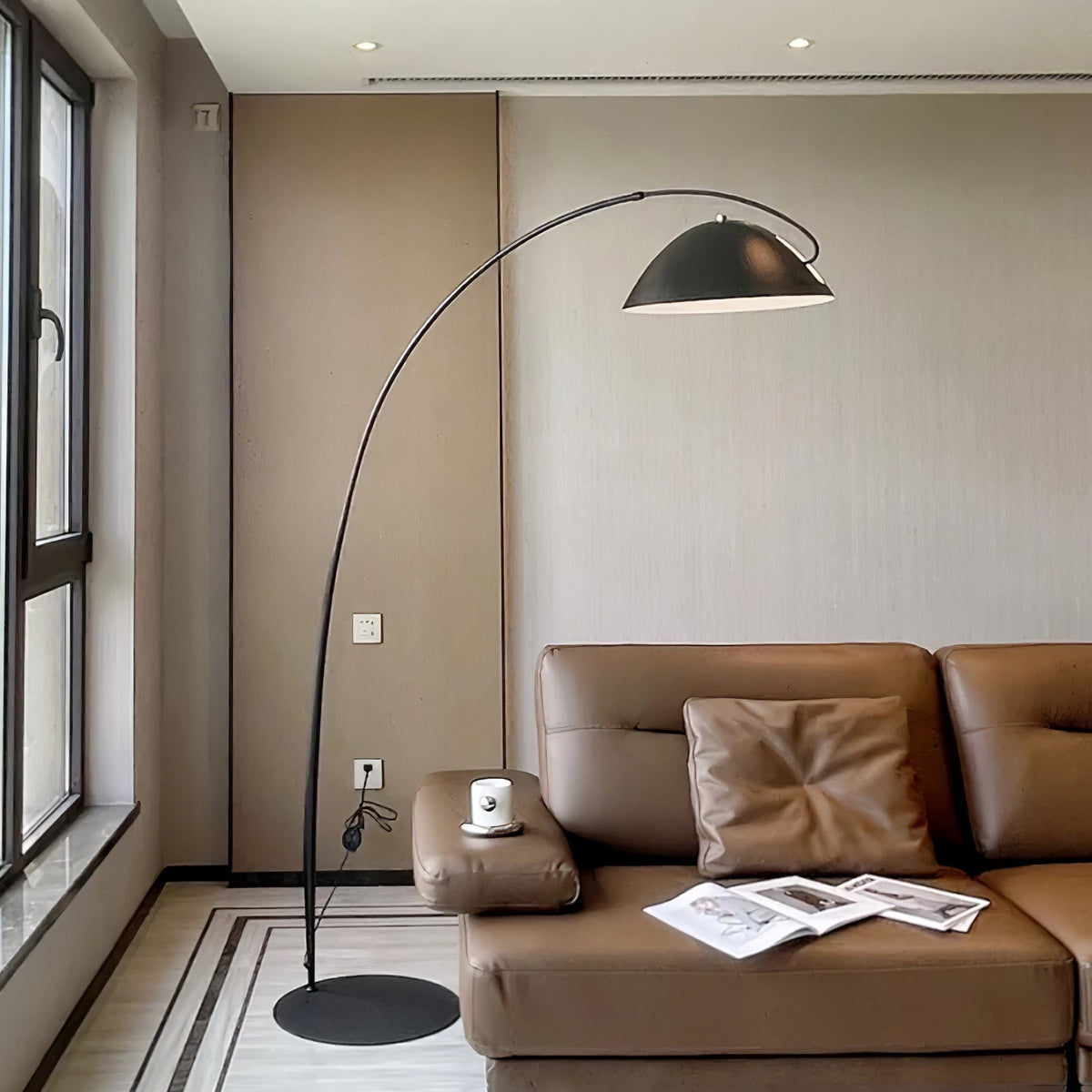Nastavitelná oblouková stojací lampa