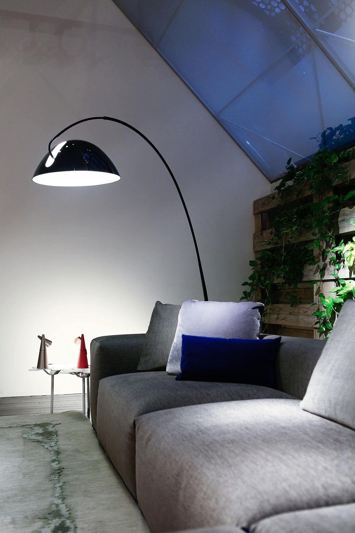 Nastavitelná oblouková stojací lampa