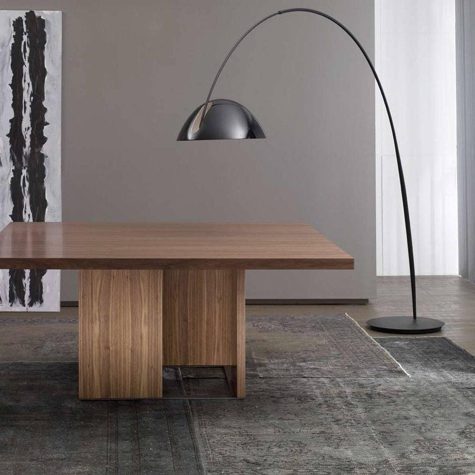 Nastavitelná oblouková stojací lampa