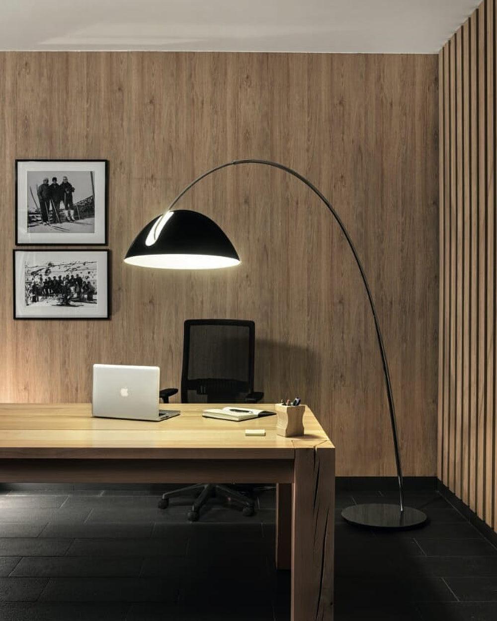 Nastavitelná oblouková stojací lampa